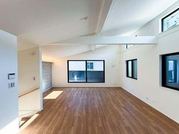 横浜市南区大岡１丁目の新築一戸建の居間・リビング|形の綺麗なリビングダイニングはお好きな家具を配置しても、余裕がありそうです。インテリアも想像しながらご見学されると、より一層楽しくなります。