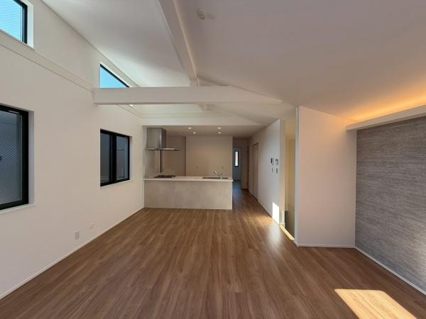 横浜市南区大岡１丁目の新築一戸建の居間・リビング|バルコニー側から見たリビングです。
窓が多いので明るい日差しが差し込みます。広くて収納もございますので広々お使いいただけます。