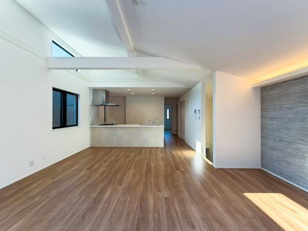 横浜市南区大岡１丁目の新築一戸建の居間・リビング|勾配天井で上質な暮らしを感じさせてくれます。毎日の暮らしの中で表情を変える場所ですが、いつもあたたかく家族を包み込んでくれる場所になるはずです。