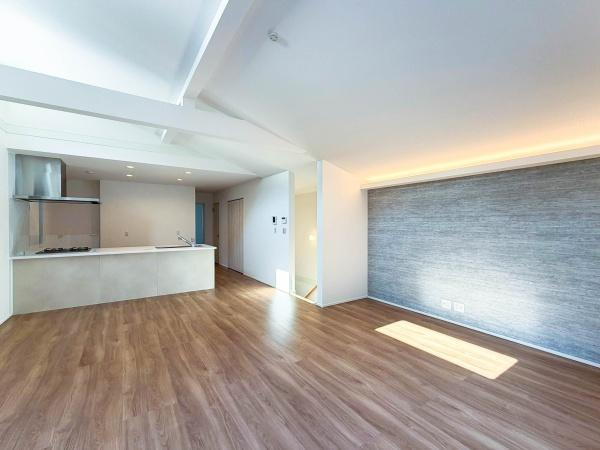 横浜市南区大岡１丁目の新築一戸建の居間・リビング|リビングで子供が走ってる姿を見ながら、大きなソファやダイニングテーブルでゆったり食事をしたりくつろぎたい。そんな夢が叶えられる空間です！