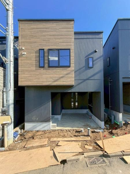 横浜市南区大岡１丁目の新築一戸建の前面道路含む現地写真|マイホームを持つ幸せを存分に感じる陽当たり、開放感。痛風良好！流行に左右されず、将来にわたって価値が継続する「上質」な佇まいです。