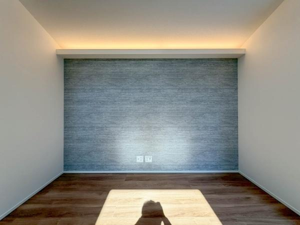 横浜市南区大岡１丁目の新築一戸建の居間・リビング|テレビ置場です。アクセントクロスでとてもスタリッシュです。
