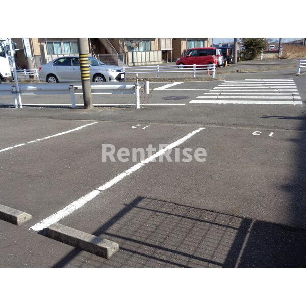 メゾン・ド・フローラⅡの駐車場