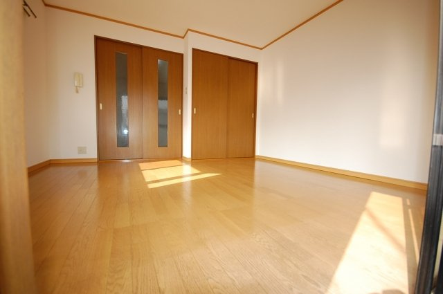 ローズガーデンⅡの居間・リビング