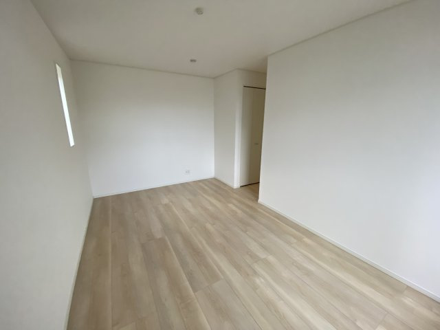 今から見たい大歓迎♪【佐糠町第8　全5棟／4号棟】　新築建売住宅　価格を抑えた新邸！の洋室|■□■居室の写真です■□■　
木の温もりがナチュラルでくつろげる空間ですね。