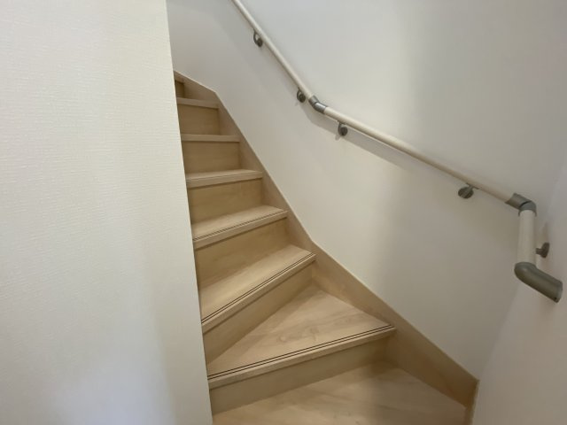 今から見たい大歓迎♪【佐糠町第8　全5棟／4号棟】　新築建売住宅　価格を抑えた新邸！の内装|◆階段の写真です◆　窓から日が差して足元がしっかり確認できますね♪
さりげなく光があふれ、階段全体を柔らかく照らしています。



