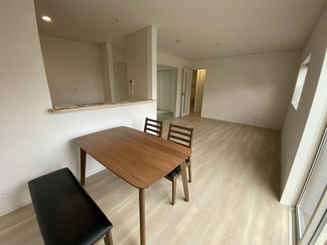 今から見たい大歓迎♪【佐糠町第8　全5棟／4号棟】　新築建売住宅　価格を抑えた新邸！の玄関|◆リビングの写真です◆木の温もりがやさしいフローリングは安らぎをもたらすプライベート空間♪大きな窓のあるリビングは、陽光あふれる明るく居心地も良く、ご家族皆がゆったり寛げる憩いの空間となりそうです。
