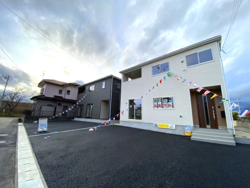 今から見たい大歓迎♪【佐糠町第8　全5棟／4号棟】　新築建売住宅　価格を抑えた新邸！の前面道路含む現地写真|外壁仕上げ材は窯業系サイディング。裏面に付着した汚れが、雨水によって流れ落ちやすい「防汚機能付きサイディング」を採用。外壁の美しさが長持ちします♪