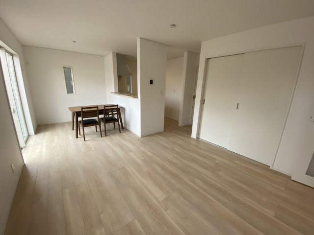 今から見たい大歓迎♪【佐糠町第8　全5棟／4号棟】　新築建売住宅　価格を抑えた新邸！の居間・リビング|■□■リビングの写真です■□■　広いリビングで快適に、ゆったりと過ごせますね♪