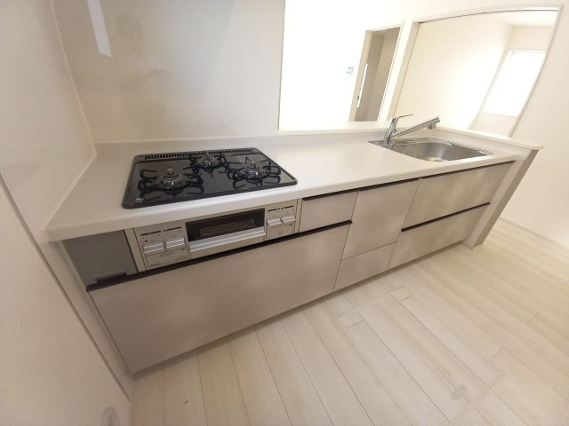 【いわき市小名浜西君ヶ塚町／全3棟／1号棟】　生活応援プレゼントキャンペーン実施中！のキッチン|同施工◆キッチンの写真です◆　デザイン性と機能性を兼ね備えたキッチンです。　収納力も大満足◎　対面式キッチンは、家族の会話が途切れませんね♪


