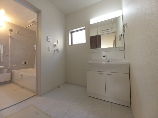 【いわき市小名浜西君ヶ塚町／全3棟／2号棟】　＼必ずもらえる！選べる！キャンペーン実施中♪／の収納|同施工　落ち着いた玄関です