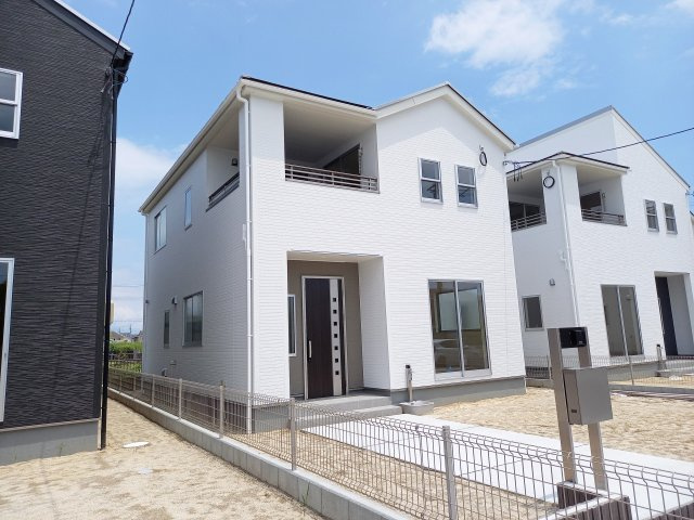 【いわき市小名浜西君ヶ塚町／全3棟／2号棟】　＼必ずもらえる！選べる！キャンペーン実施中♪／の玄関|同施工　◆玄関の写真です◆
お洒落な玄関は気分が良いですね♪広々とした玄関になっております。　ご両親やお友達が来ても、靴の置き場に困ることはありません。収納力たっぷりで、整理整頓も楽ちんですね。

