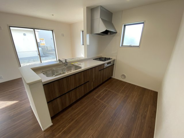 【内郷御厩町4丁目第1／全5棟　1号棟】　ランドリールーム付き♪のキッチン|同施工◆キッチンの写真です◆ スッキリしていて、調理スペースも広い“システムキッチン”♪
使いやすい動線が確保できるので、お料理するのも楽しくなりますね♪

