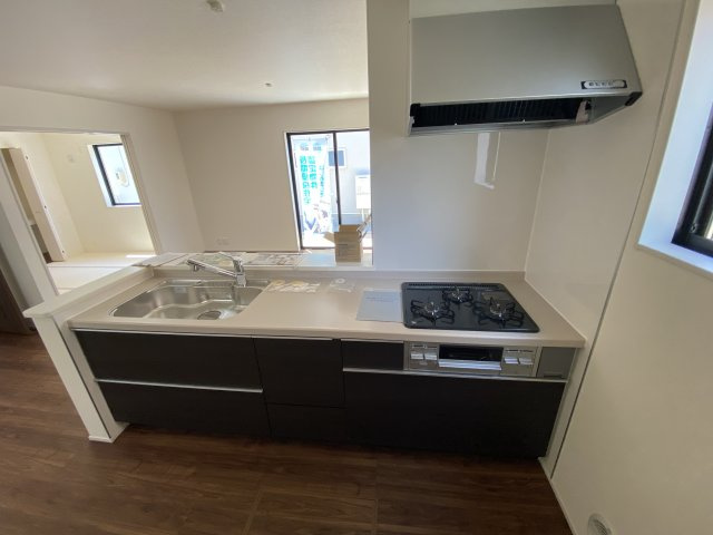 【内郷御厩町4丁目第1／全5棟　1号棟】　ランドリールーム付き♪のキッチン|同施工◆キッチンの写真です◆
キッチンからリビングを見渡すことができ、お子様の様子を見ながら作業ができます♪　水や熱に強いステンレスシンクは、汚れに強いためお掃除が楽ちんです。

