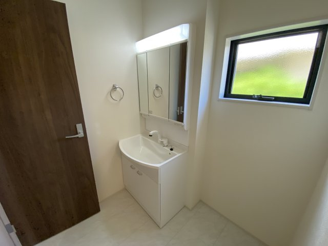 【内郷御厩町4丁目第1／全5棟　1号棟】　ランドリールーム付き♪の独立洗面台|同施工◆洗面所の写真です◆　洗面台は朝をすっきりさせてくれる空間としては大切な空間です。バタバタしている忙しい朝でも収納が多い洗面台では短い時間で効率良く支度ができます。

