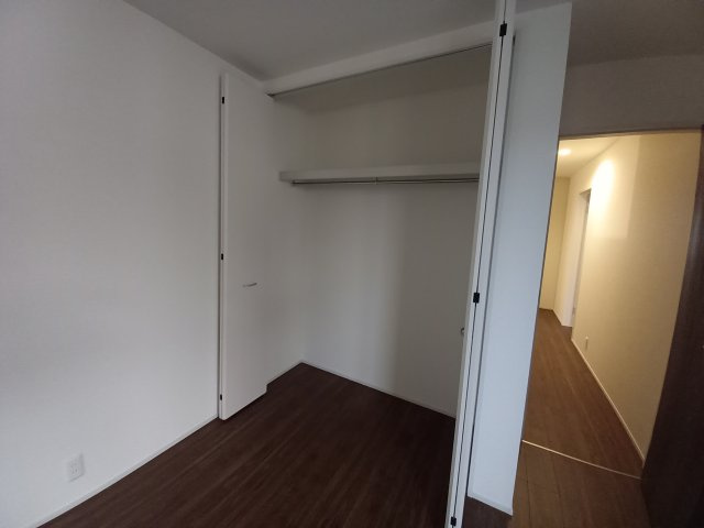 【内郷御厩町4丁目第1／全5棟　1号棟】　ランドリールーム付き♪の収納|同施工◆収納スペースの写真です◆　衣類やカバンなどたっぷりと収納可能です！生活感のあるものを隠して置けるからお部屋をスッキリと見せやすいです。

