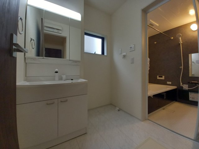 【内郷御厩町4丁目第1／全5棟　1号棟】　ランドリールーム付き♪の独立洗面台|同施工◆洗面所の写真です◆清潔感のある、使い勝手の良い洗面台は、朝が気持ちよく迎えられそうです。三面の鏡をすべて使い、収納スペースをしっかり確保してあるので、歯ブラシなどの収納に便利ですね♪


