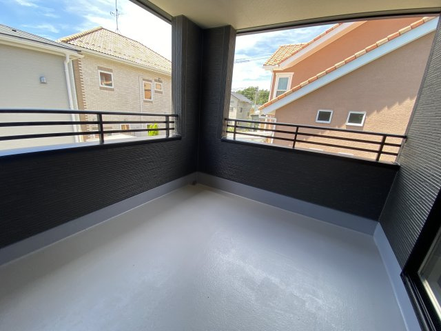 【内郷御厩町4丁目第1／全5棟　1号棟】　ランドリールーム付き♪のバルコニー|同施工◆バルコニーの写真です◆明るく風通しの良い空間です。バルコニーには二部屋から出入りできます♪たくさん干せてよく乾き、いつもふかふかの洗濯物！心地よい日差しやさわやかな風を感じることができます
