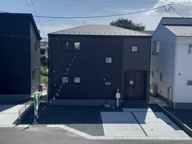 【内郷御厩町4丁目第1／全5棟　1号棟】　ランドリールーム付き♪の前面道路含む現地写真|同施工◆外観の写真です◆　
＼楽しみが広がる憧れのマイホーム (^^♪／
子供部屋や主寝室などお部屋の使い分けができ、ファミリー層が暮らしやすい4LDKです！

