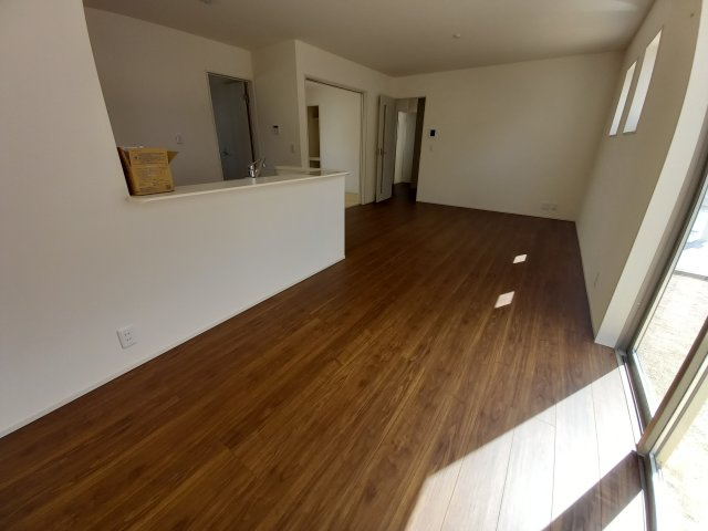 【内郷御厩町4丁目第1／全5棟　1号棟】　ランドリールーム付き♪の居間・リビング|同施工◆キッチンの写真です◆
料理好きな人必見♪キッチンスペース広々！
対面式キッチンですので、お食事の準備をしながらご家族との会話を楽しめます☆
