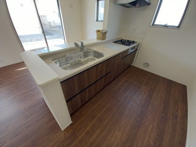 【内郷御厩町4丁目第1／全5棟　1号棟】　ランドリールーム付き♪のキッチン|同施工◆キッチンの写真です◆　使い勝手の良いシステムキッチン！
家族の笑顔を見ながらするお料理は対面キッチンの特権ですね！
お料理しやすいキッチンです♪