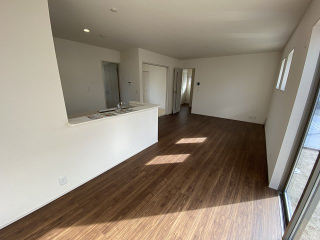 【内郷御厩町4丁目第1／全5棟　1号棟】　ランドリールーム付き♪の居間・リビング|同施工◆リビングの写真です◆木の温もりがやさしいフローリングは安らぎをもたらすプライベート空間♪大きな窓のあるリビングは、陽光あふれる明るく居心地も良くご家族皆がゆったり寛げる憩いの空間となりそうです