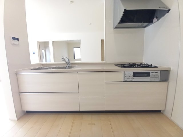 【内郷御厩町4丁目第1／全5棟　3号棟】　選べるマイホームキャンペーン実施中♪のキッチン|同施工◆キッチンの写真です◆ スッキリしていて、調理スペースも広い“システムキッチン”♪
使いやすい動線が確保できるので、お料理するのも楽しくなりますね♪

