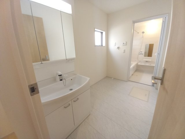 【内郷御厩町4丁目第1／全5棟　3号棟】　選べるマイホームキャンペーン実施中♪の独立洗面台|同施工◆洗面所の写真です◆　洗面台は朝をすっきりさせてくれる空間としては大切な空間です。バタバタしている忙しい朝でも収納が多い洗面台では短い時間で効率良く支度ができます。

