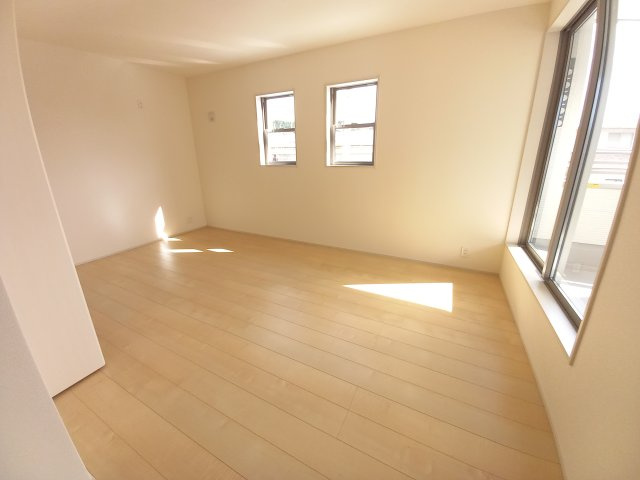 【内郷御厩町4丁目第1／全5棟　3号棟】　選べるマイホームキャンペーン実施中♪の洋室|同施工◆居室の写真です◆　柔らかい陽光が差し込む明るいお部屋を演出いたします♪　寝室にも、子供部屋にも、趣味のお部屋にもお使いいただけます♪

