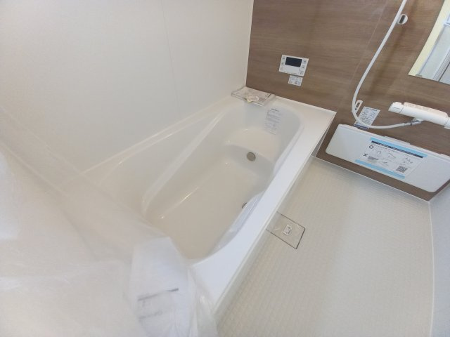 【内郷御厩町4丁目第1／全5棟　3号棟】　選べるマイホームキャンペーン実施中♪の浴室|同施工◆ユニットバスの写真です◆　毎日の疲れを癒す広々とした浴室は、足を伸ばしてゆっくりとくつろげます♪　好きな音楽を聴いたり、動画を見たり、半身浴をして　自分だけの癒し時間が楽しめますね！