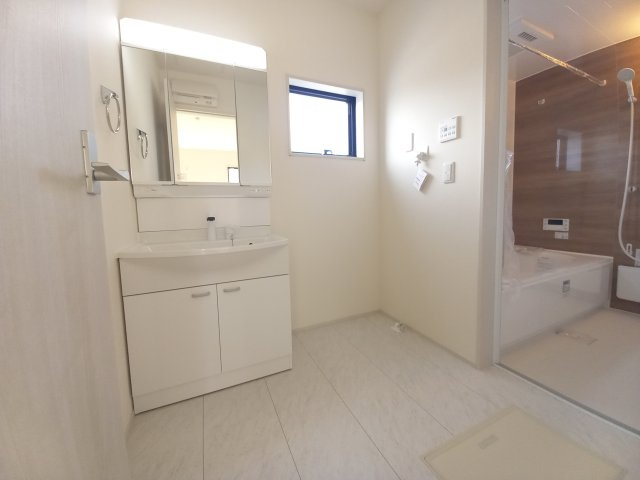 【内郷御厩町4丁目第1／全5棟　3号棟】　選べるマイホームキャンペーン実施中♪の独立洗面台|同施工◆洗面所の写真です◆清潔感のある、使い勝手の良い洗面台は、朝が気持ちよく迎えられそうです。三面の鏡をすべて使い、収納スペースをしっかり確保してあるので、歯ブラシなどの収納に便利ですね♪


