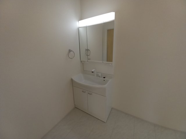 【内郷御厩町4丁目第1／全5棟　3号棟】　選べるマイホームキャンペーン実施中♪の独立洗面台|同施工◆洗面所の写真です◆　洗面台は朝をすっきりさせてくれる空間としては大切な空間です。バタバタしている忙しい朝でも収納が多い洗面台では短い時間で効率良く支度ができます。


