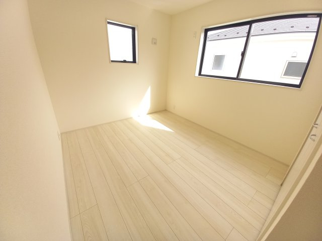 【内郷御厩町4丁目第1／全5棟　3号棟】　選べるマイホームキャンペーン実施中♪の洋室|同施工◆居室の写真です◆　充分な広さの収納を備え、採光良好な洋室は、快適空間。プライベートの時間もゆったりお寛ぎ頂けそうです。

