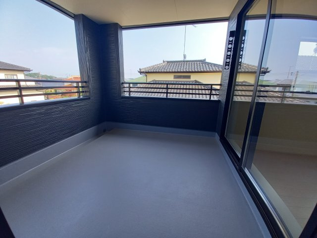 【内郷御厩町4丁目第1／全5棟　3号棟】　選べるマイホームキャンペーン実施中♪のバルコニー|同施工◆バルコニーの写真です◆　
洗濯物から布団まで一度にたくさん干せて便利です♪
眺めのよいバルコニーで、あなただけのリラックスタイムを☆

