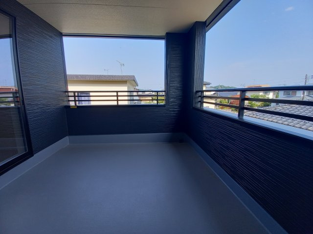 【内郷御厩町4丁目第1／全5棟　3号棟】　選べるマイホームキャンペーン実施中♪のバルコニー|同施工◆バルコニーの写真です◆明るく風通しの良い空間です。バルコニーには二部屋から出入りできます♪たくさん干せてよく乾き、いつもふかふかの洗濯物！心地よい日差しやさわやかな風を感じることができます
