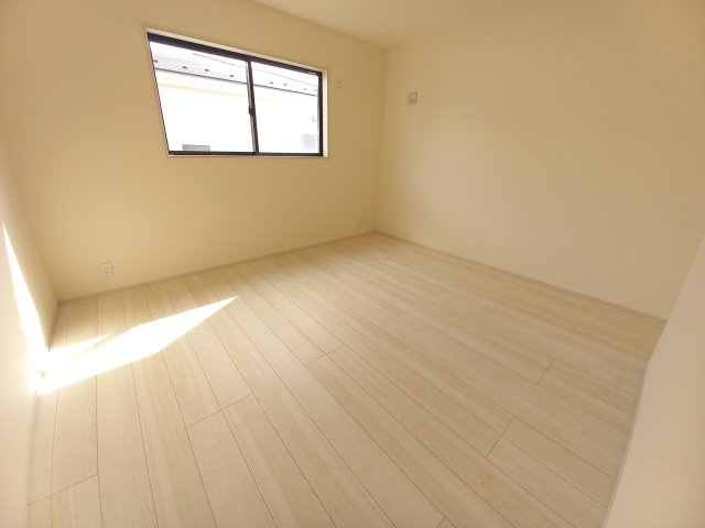 【内郷御厩町4丁目第1／全5棟　3号棟】　選べるマイホームキャンペーン実施中♪の洋室|同施工◆居室の写真です◆　木の温もりがナチュラルでくつろげる空間ですね♪　子供部屋としても、寝室としても、どんなインテリアにしようか…選ぶ楽しみが増えますね♪

