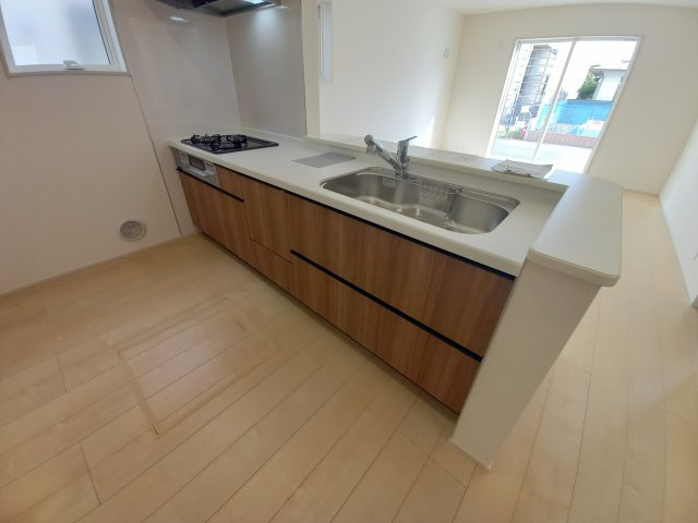 【内郷御厩町4丁目第1／全5棟　3号棟】　選べるマイホームキャンペーン実施中♪のキッチン|同施工◆キッチンの写真です◆
料理好きな人必見♪キッチンスペース広々！
対面式キッチンですので、お食事の準備をしながらご家族との会話を楽しめます☆
