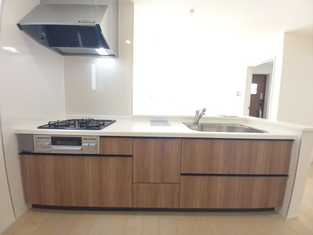 【内郷御厩町4丁目第1／全5棟　3号棟】　選べるマイホームキャンペーン実施中♪のキッチン|同施工◆キッチンの写真です◆　とにかくものが多くなりがちなキッチン空間。システムキッチンは見た目スッキリなのに収納力たっぷりです♪さらに床下収納もあります。

