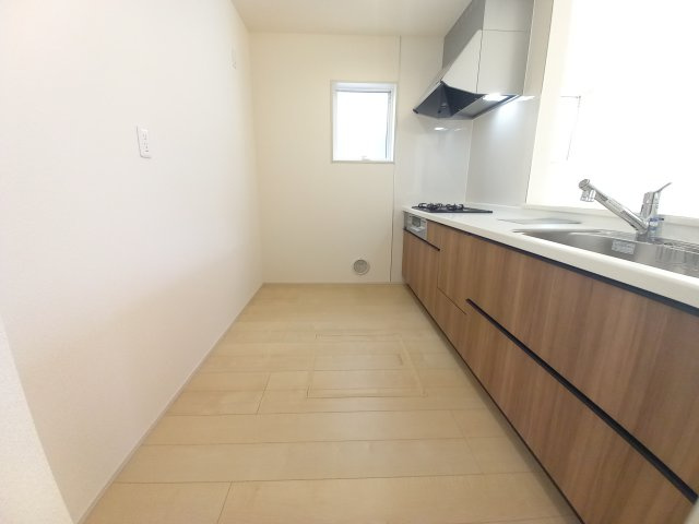 【内郷御厩町4丁目第1／全5棟　3号棟】　選べるマイホームキャンペーン実施中♪のキッチン|同施工◆キッチンの写真です◆　使い勝手の良いシステムキッチン！
家族の笑顔を見ながらするお料理は対面キッチンの特権ですね！
お料理しやすいキッチンです♪