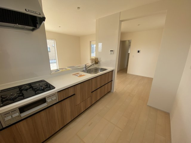 【いわき市若葉台2丁目　第5・2号棟】　＼ランドリールーム/パントリー有り♪／のキッチン|同施工◆キッチンの写真です◆　使い勝手の良いシステムキッチン！
家族の笑顔を見ながらするお料理は対面キッチンの特権ですね！
お料理しやすいキッチンです♪