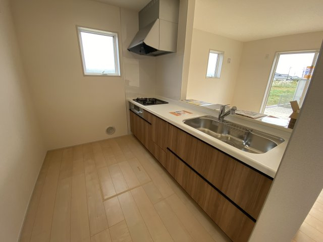 【いわき市若葉台2丁目　第5・2号棟】　＼ランドリールーム/パントリー有り♪／のキッチン|同施工◆キッチンの写真です◆
料理好きな人必見♪キッチンスペース広々！
対面式キッチンですので、お食事の準備をしながらご家族との会話を楽しめます☆

