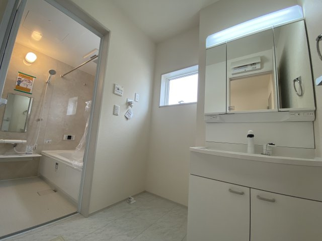 【いわき市若葉台2丁目　第5・2号棟】　＼ランドリールーム/パントリー有り♪／の独立洗面台|同施工◆洗面所の写真です◆　洗面台は朝をすっきりさせてくれる空間としては大切な空間です。バタバタしている忙しい朝でも収納が多い洗面台では短い時間で効率良く支度ができます。

