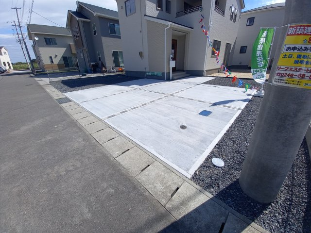 【いわき市若葉台2丁目　第5・2号棟】　＼ランドリールーム/パントリー有り♪／の駐車場|同施工　車をお持ちの方に嬉しい駐車場付きの物件です
