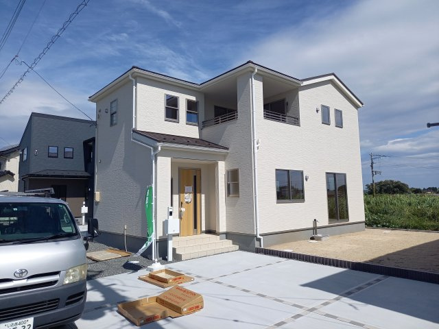 【いわき市若葉台2丁目　第5・2号棟】　＼ランドリールーム/パントリー有り♪／の前面道路含む現地写真|同施工◆外観の写真です◆　
お洒落な新築は気分が上がりますね♪　新しい暮らしをお楽しみいただけます！！家に帰宅するのがより一層楽しみになります♪

