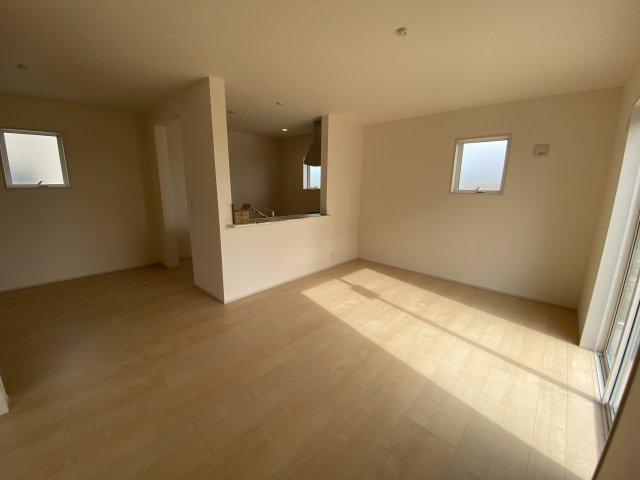 【いわき市若葉台2丁目　第5・2号棟】　＼ランドリールーム/パントリー有り♪／の居間・リビング|同施工◆キッチンの写真です◆　目の前にリビングが広がる対面キッチンを採用、キッチンからリビング全体を見渡せる子育て中のご家族にも嬉しい造りです！キッチンでお料理をお楽しみください♪
