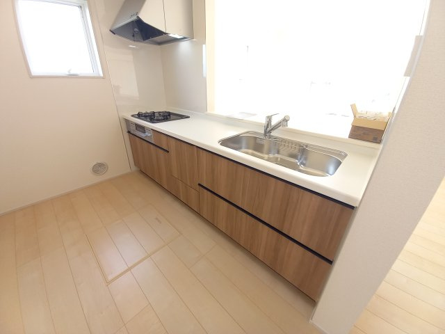 【いわき市若葉台2丁目　第5・2号棟】　＼ランドリールーム/パントリー有り♪／のキッチン|同施工◆◆キッチンの写真です◆お料理しながらご家族とコミュニケーションをとれる人気のプランです。料理中でもお子様がリビングやダイニングで遊んでいる姿が見えます。