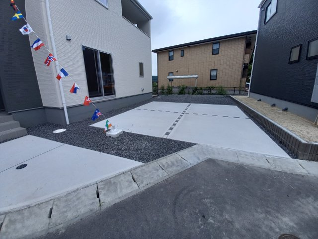 いわき市好間町中好間第2　新築戸建　２号棟の外観|同施工　◆カースペースの写真です◆
陽当りの良い駐車場は週末の洗車も快適です♪お車の他にも、自転車をとめられそうなスペースもございます。
