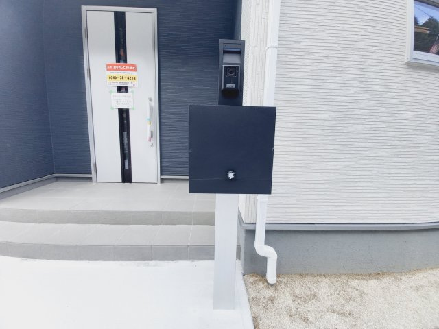 いわき市好間町中好間第2　新築戸建　２号棟の玄関|同施工　◆玄関の写真です◆
お洒落な玄関は気分が良いですね♪広々とした玄関になっております。　ご両親やお友達が来ても、靴の置き場に困ることはありません。収納力たっぷりで、整理整頓も楽ちんですね。

