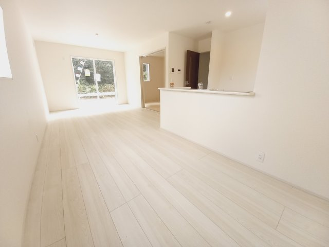 いわき市好間町中好間第2　新築戸建　２号棟の居間・リビング|同施工◆リビング写真です◆木の温もりがやさしいフローリングは安らぎをもたらすプライベート空間♪大きな窓のあるリビングは、陽光あふれる明るく居心地も良くご家族皆がゆったり寛げる憩いの空間となりそうです
