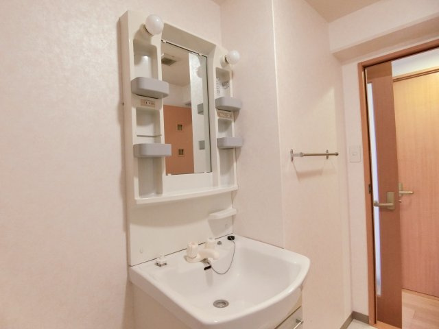 スカルRYUの洗面所|明るい洗面所です